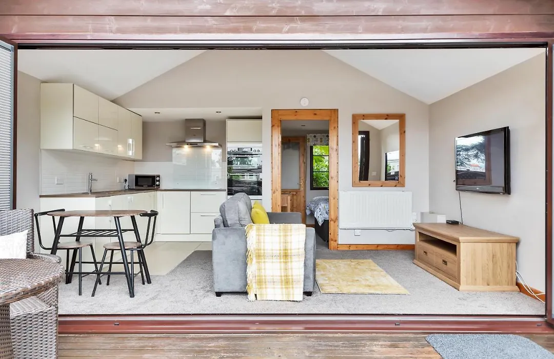 Hamble Retreat House, Studios And Lodge-1